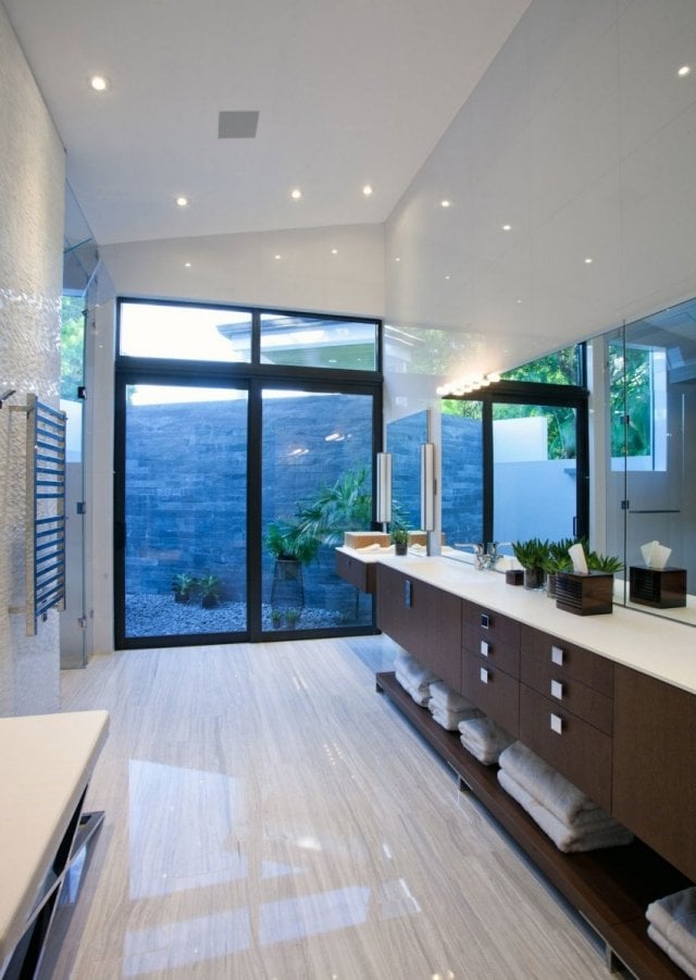 Badezimmer Weiß-Wandgestaltung Boden-Hochglanz Holz-Möbel Set Regale Ablagefläche