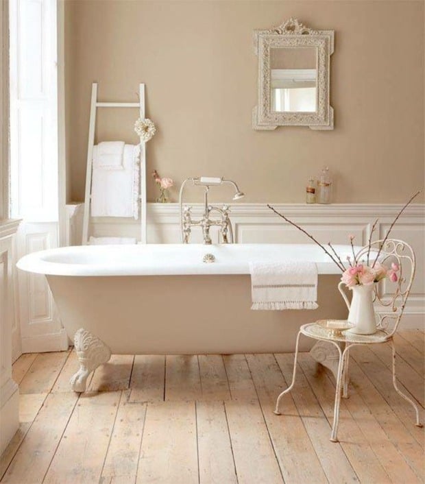 Badezimmer gestalten Holz Boden Dielen Balken Wandfarbe neutral Spiegel