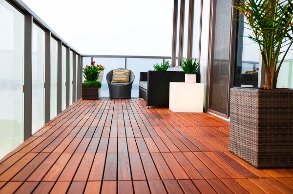 Balkon-Fußboden-Gestalten-Holzdielen-Wasserbeständig-rutschsicher