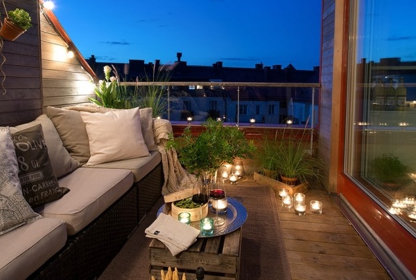 Balkon-Gestaltung-Romantik-Beleuchtung-mit-Windlichtern-Kerzen-Ideen