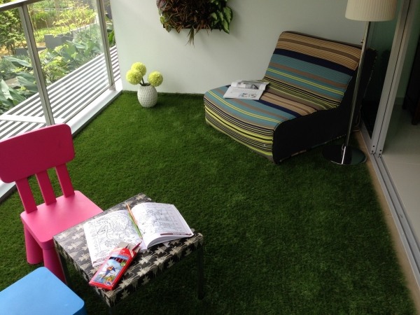Balkon-gestalten-Teppich-Gras-Sessel-Ikea-Kinderstuhl-pink-kunststoff