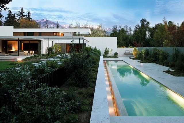 modernes poolhaus-garten mit schwimmbecken-rechteckig-Beleuchtung LED