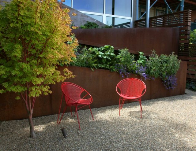  Garten Hanglage zwei rote Stühle Kortenstahl hohe Blumenbeeten