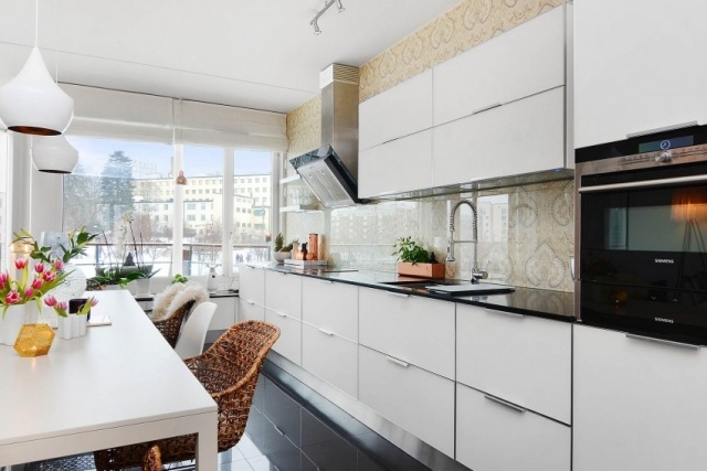 Block küchen system weiß-grifflose Schranktüren geflochtene Designer-Stühle