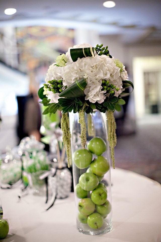 Blumen Vase hoch weiße Hortensien grüne Äpfel Dekoband