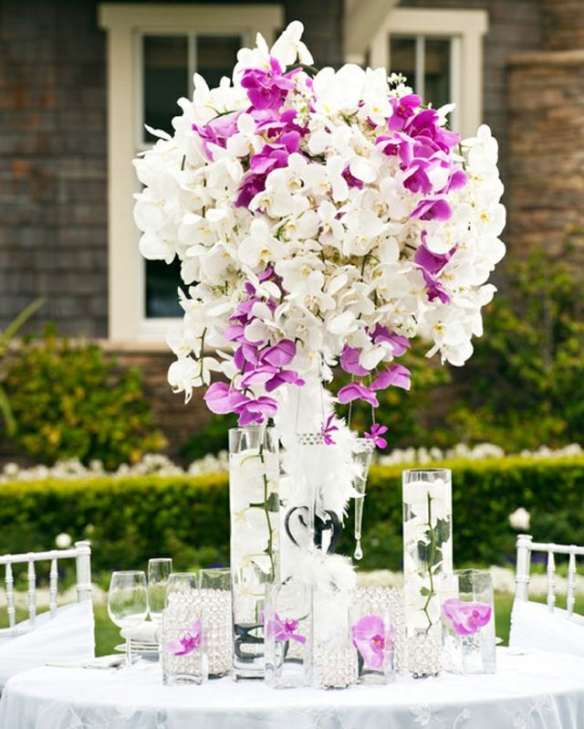 Tisch arrangieren lila weiße Farbe Orchideen hoher Strauß