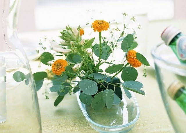 Blumen arrangieren Glas Vase Tischdecke hellgrün