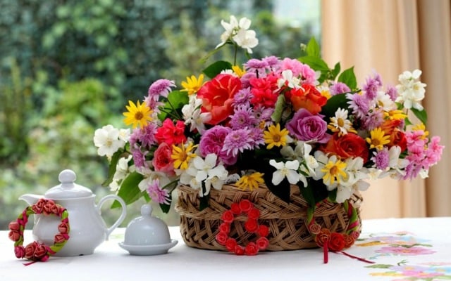 Blumegestecke selber binden Rattan Korb arrangieren Porzellan Vase Deko