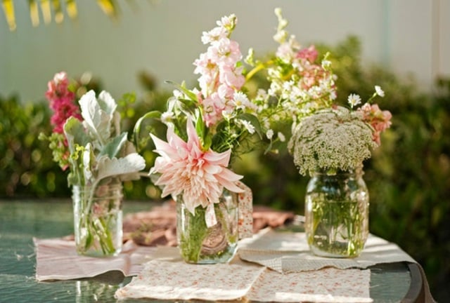 Vasen arrangieren schöner Strauß Frühling selber binden