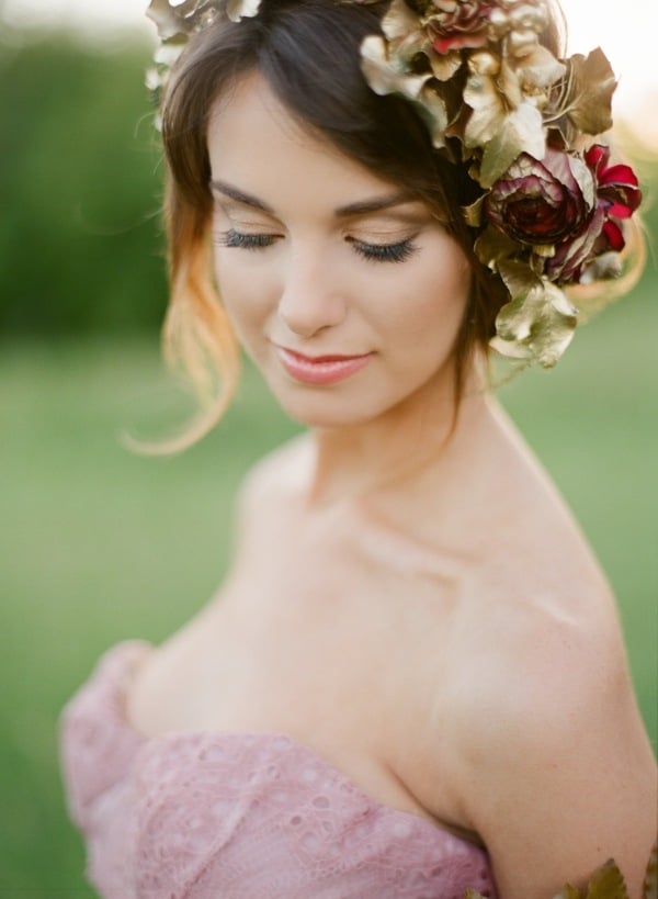 rosa Hochzeitskleid Hochstekcfrisur Blumen im Haar