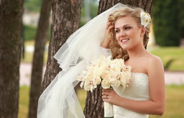 Braut schöne Schminkideen Outfit Naturlook Locken Frisur