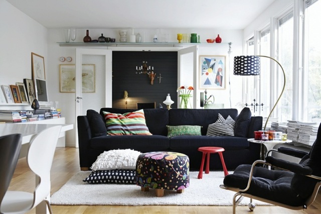 Kissen Sofa schwarze Farbe Stehlampe Shaggy Teppich