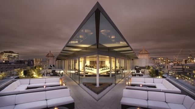 Dachterrasse möbliert Apartment-deluxe ME London-musikalischer Hintergrund-Skyline-Ausblick