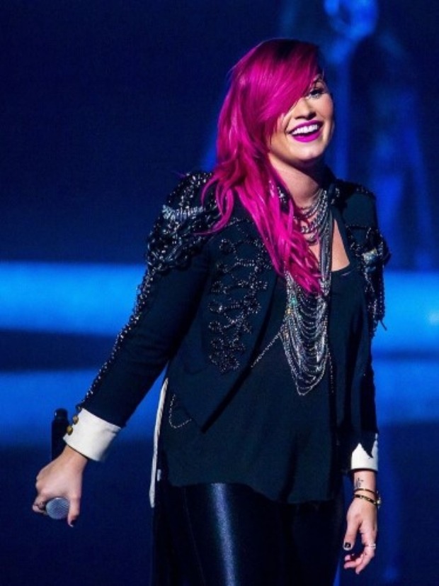 Demi Lovato auf der bühne mic