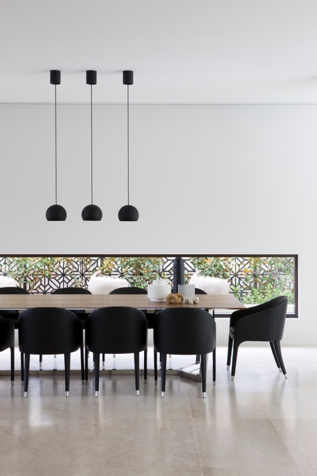 Design-Haus-Essbereich-Lichtbänder-dekoratives-gitter-ornamente-floral-schwarze-sessel