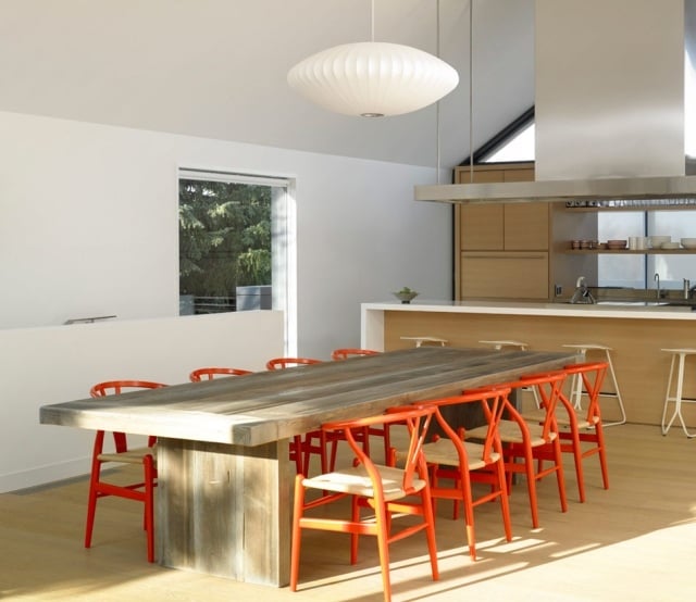 Design-Küche-Essbereich-Landhaus-Look-Massivholztisch-rote-Stühle