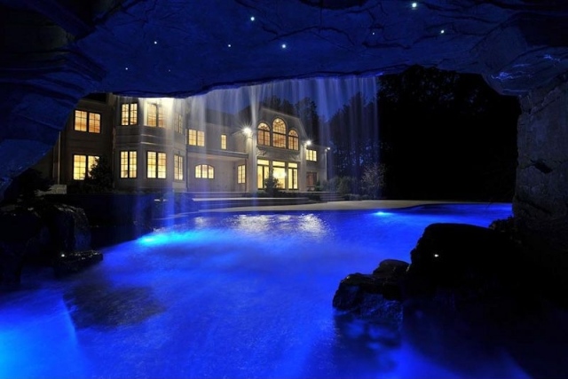 Design-Pool-mit-Höhle-Nachtbeleuchtung-Spotlights-Wasserfall-Effekt