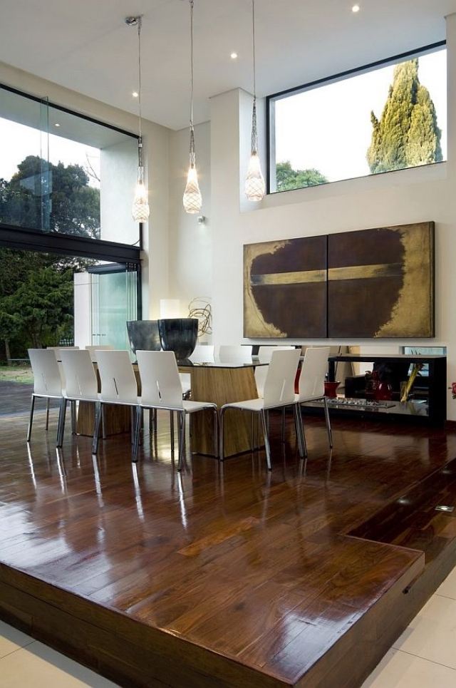 Design-Wohnung-Gestaltung-Essbereich-auf-Podest-Lackiert-Holzboden-Wanddesign-Kunstwerk
