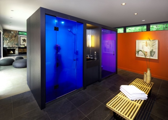 Designhaus-Wohnpavillon-Innendesign-vibrante-Farben-Duschkabine-farbglas-türen
