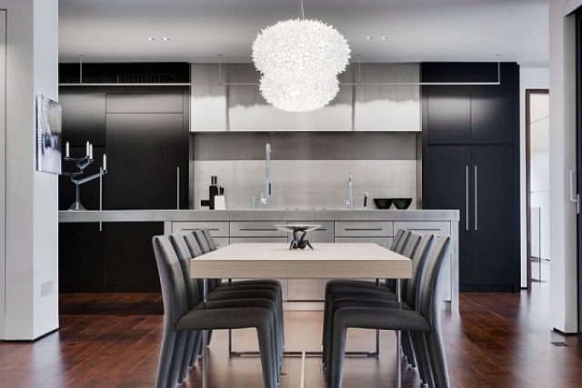 Einbauküche-modern-grau-schwarz-Essbereich-gestalten-elegante-Kronleuchter-Stoffstühle