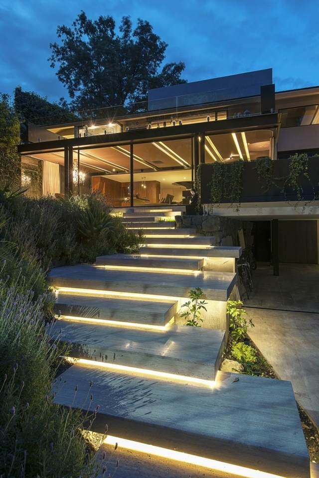 Treppe draußen LED Beleuchtung Betonplatten Glas Schiebetüren