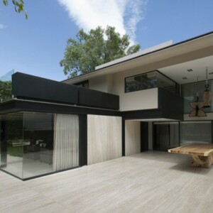 Einfamilienhaus moderne Glas Fassade Beton Vorhänge weiß Metall Balken