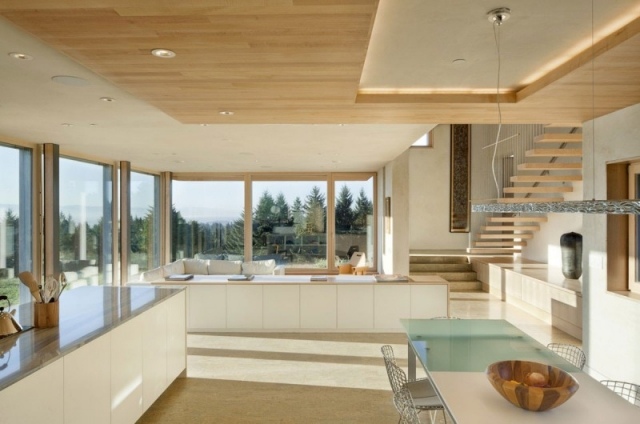 idee für küche-abgehängte decke-Holz-Esstisch Milchglas Effekt Designer-Stühle