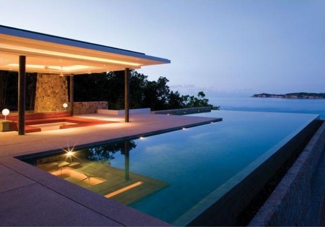 Endloser-Pool-rechteckig-modernes-Poolhaus-Blick-aufs-Meer