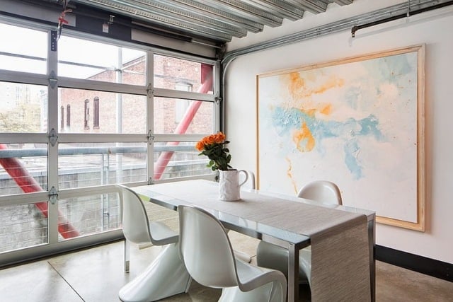 Essbereich-einrichten-Kunststoff-Stühle-Tischläufer-Leinenstoff-abstrakte-Wandkunst