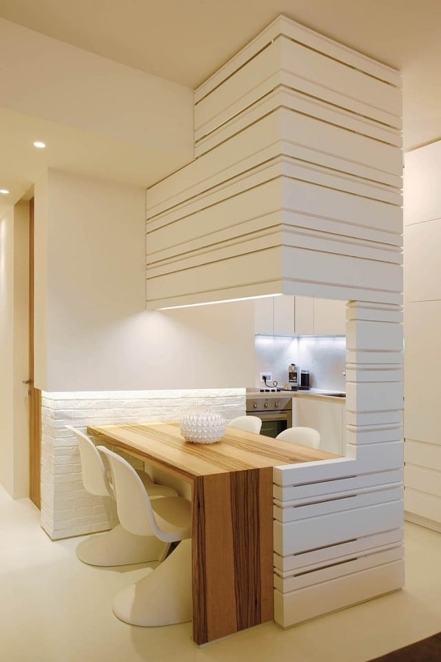 Esszimmer-Design-Trennwand-Holztisch-Ziegelmauer-weiß-Haus-pina-fabio-fantolino