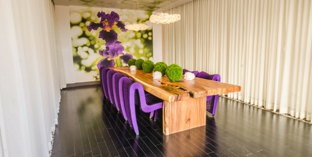 Stühle Massivholz Tisch Wandtattoos Blumen weiße Gardinen