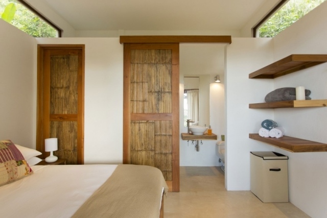 ferienhaus im Wald-Schlafzimmer Badezimmer-Holztüren exotisch