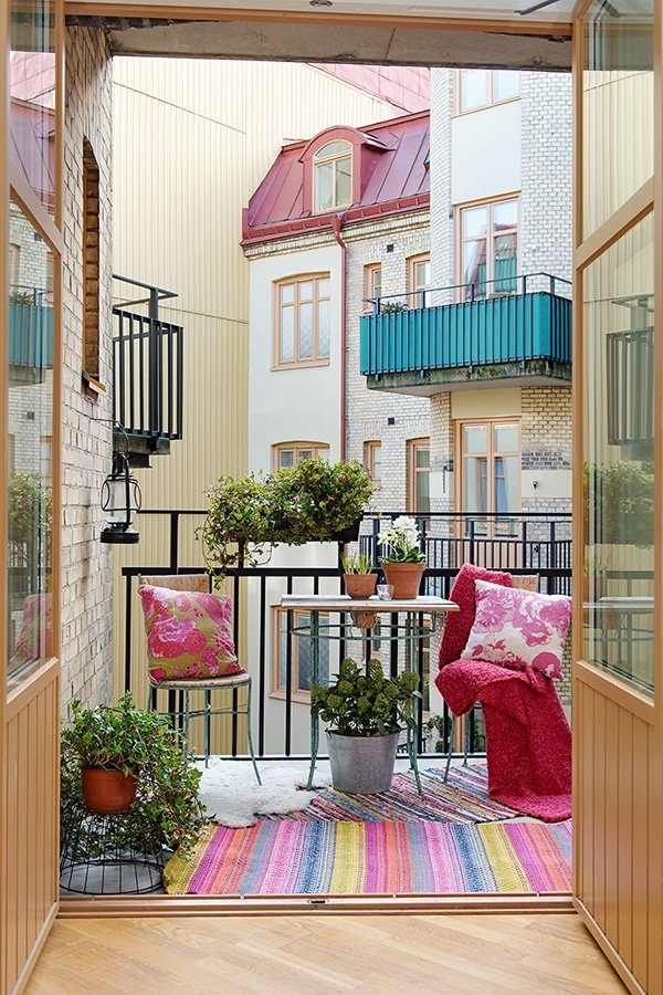 Farben-kombinieren-Balkon-arrangieren-Klappstühle-Fußmatte-bunt-karriert-Blumentöpfe