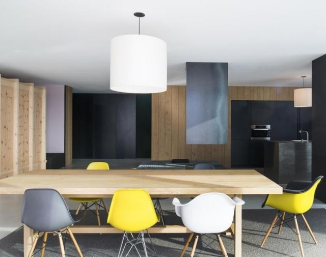 Farbgestaltung-im-Essbereich-Holztisch-Bunte-Küchenstühle-Kochinsel-Loft-Stil