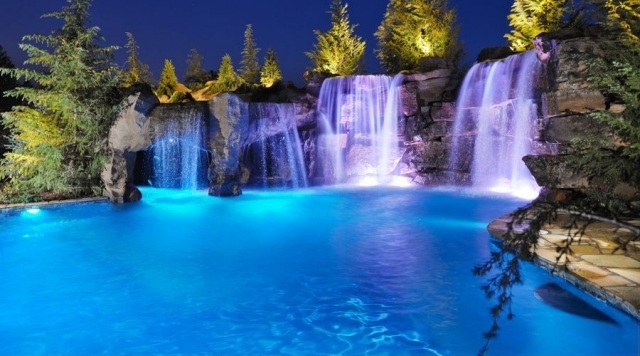 Ferienhaus-mit-Pool-Wasserfälle-natürliches-Ambiente-mit-dekorativer-beleuchtung
