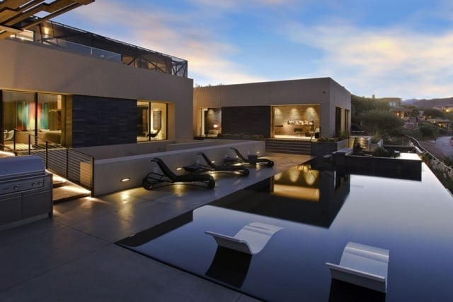 Flachdachhaus modern infinity pool-liegen outdoor lounge Ausleuchtung