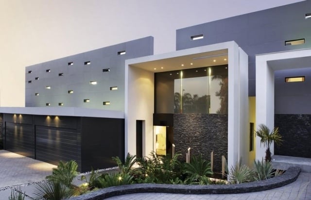Flachdachhaus modern-Eingang-gestalten Beleuchtung blumenbeet design umrandung