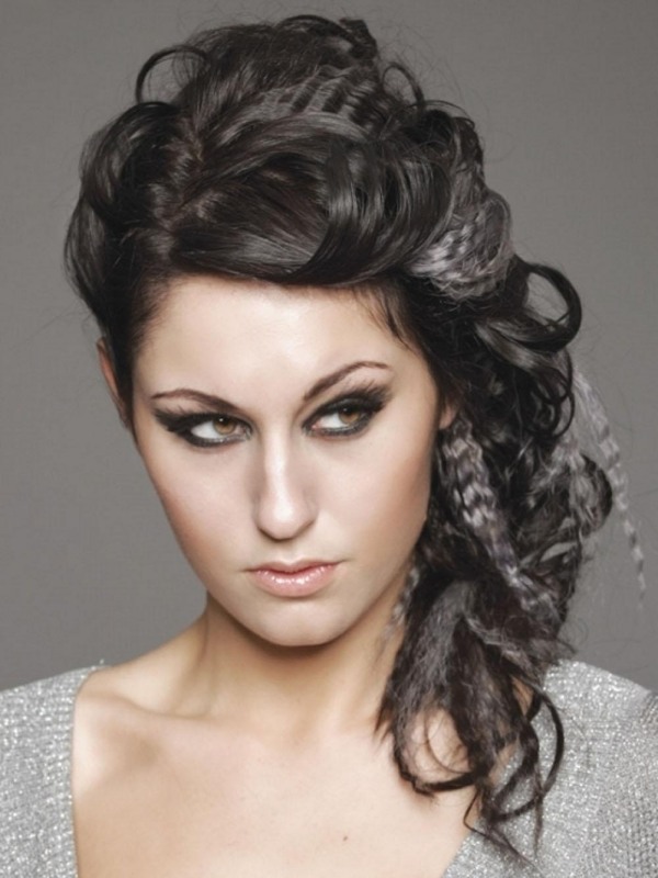 moderne Frisuren 2014 Abiball-gefärbte Haar-Strähnen 
