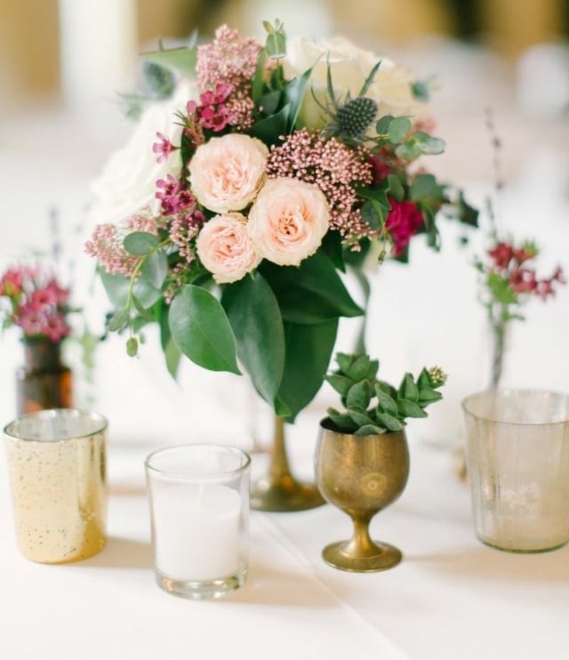 Familienfeier Rosen rosa Maiglöckchen Vase aus Messing