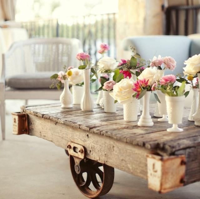 Garten Blumengestecke Rosen am Tisch aus alter Schubkarre selber gebaut