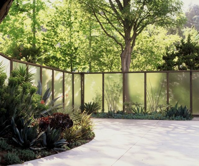 Glas lichtdurchlässig Gartenrand Sukkulenten Sichtschutz