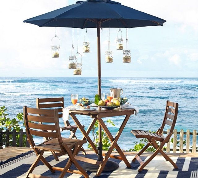 Gartentisch Holz-Stühle Stoffschirm-Sonnenschutz hängende deko mit Laternen 