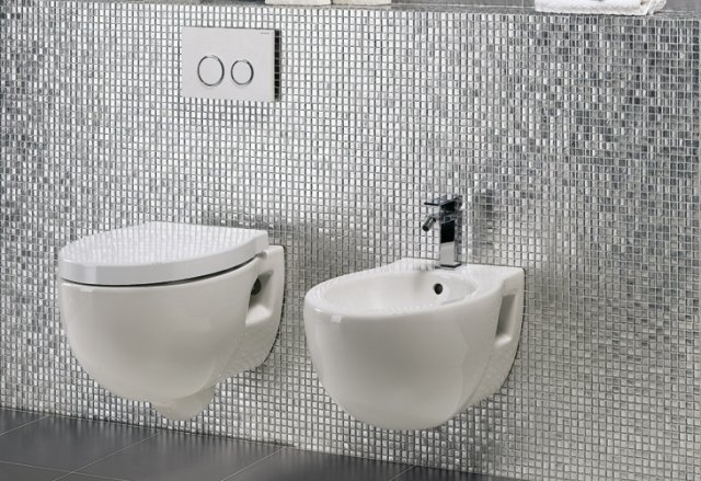 Glanz-Mosaikfliesen-Wandgestaltung-Badezimmer-Toilette-interceramica-twincover