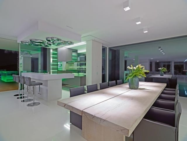moderne Küche-mit Bar essbereich-massivholz grüne hintergrundbeleuchtung