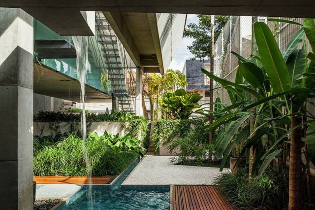 Wasserspiele Holzterrasse immergrüne Pflanzen modern Bauweise