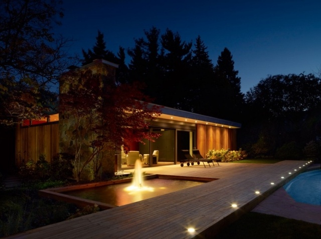 Haus-am-Pool-modern-Springbrunnen-wasserspiele-nachtbeleuchtung-effekte
