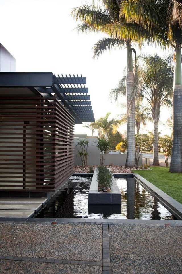 Haus mit Holz-Verkleidet wassergarten innenhof Palmen garten gestaltung