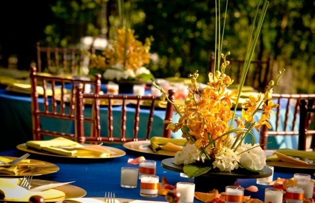 Tisch maritimer Stil dekoriert gelbe Untersetzer blaue Tischdecke