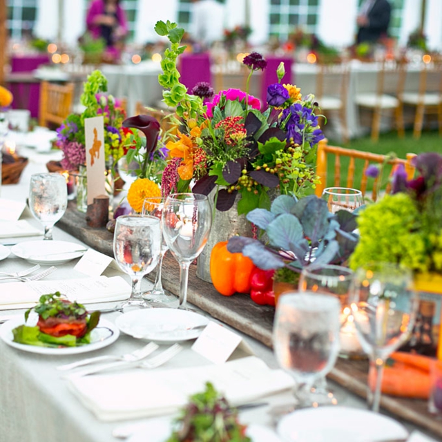 Hochzeit im Sommer draußen im Garten Feier Arrangement am Tisch