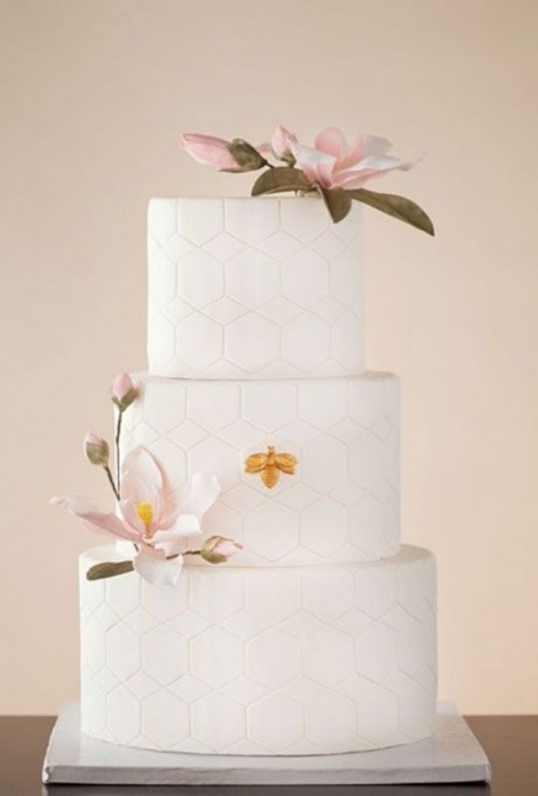 Torte- Hochzeit- Bienenwachs- schlicht- weiß-Blumen